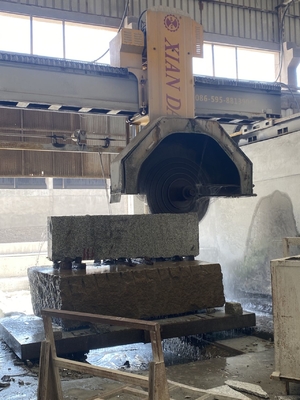 Máy cắt cầu CNC với chuyển động bàn tự động