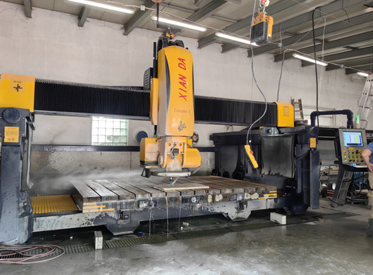 Máy cắt cưa cầu tự động 5 trục để cắt hồ sơ đá granit