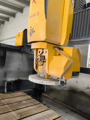 Máy cắt cưa cầu tự động 5 trục để cắt hồ sơ đá granit