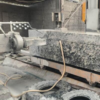 Máy cưa dây kim cương CNC Xianda mới với động cơ, bánh răng, chứng nhận CE 380V/50Hz 11KW 6000kg để cắt đá