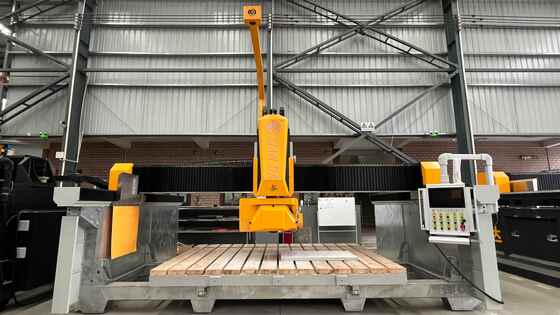 Máy cắt đá cầu thông minh 4 trục với lưỡi cưa 600mm Hệ thống CNC cao cấp để xử lý ván đá granit