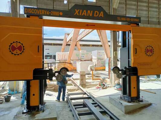 Máy cưa dây kim cương CNC 4 trục với bàn xoay servo 360°, dẫn hướng 16 mặt và nâng bánh xe lăn 28 cho đá cẩm thạch & đá granite