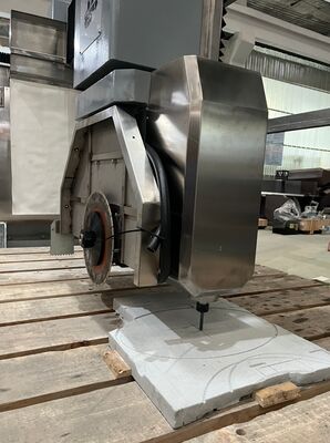 Máy cắt đá cầu 5 trục với hệ thống DDX của Ý, lưỡi cưa 900mm và độ chính xác cắt ± 0,1 mm