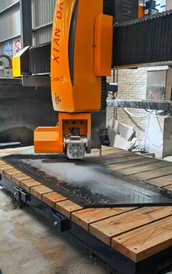 Máy cắt cưa cầu 5 trục với 15kw điện chính và chuyển động bàn tự động