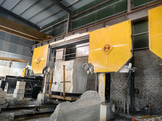 Máy cưa dây kim cương CNC với xe đẩy xoay 360°, đường kính bánh xe 1600mm và mức tiêu thụ nước 4m³/h