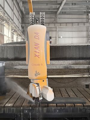 Máy cưa cầu CNC 5 trục với khả năng xoay lưỡi 360° cho gia công đá khổ 3200x2000mm