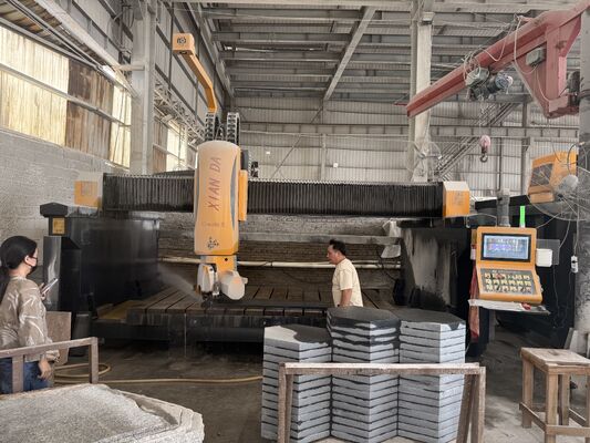 Máy cưa cầu CNC 5 trục với khả năng xoay lưỡi 360° cho gia công đá khổ 3200x2000mm
