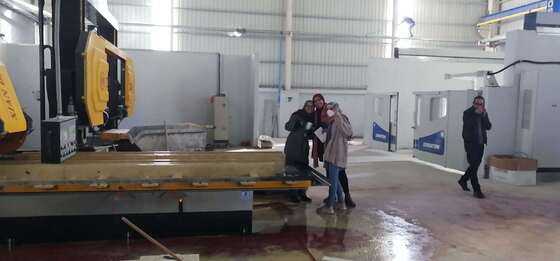 Máy cưa dây kim cương CNC 4 trục với bàn xoay servo 360° và tải trọng 20 tấn để cắt đá