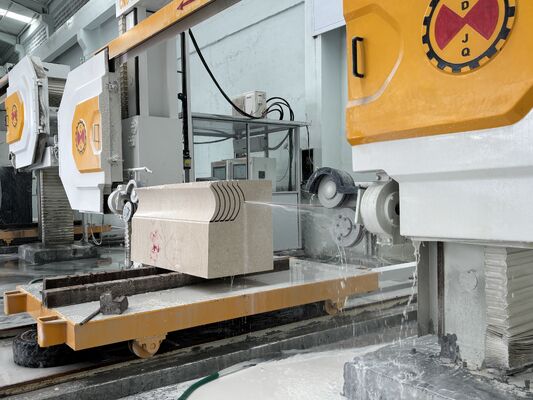 Máy cưa dây kim cương CNC với bàn quay 360 ° và trục 15KW để cắt chính xác cao